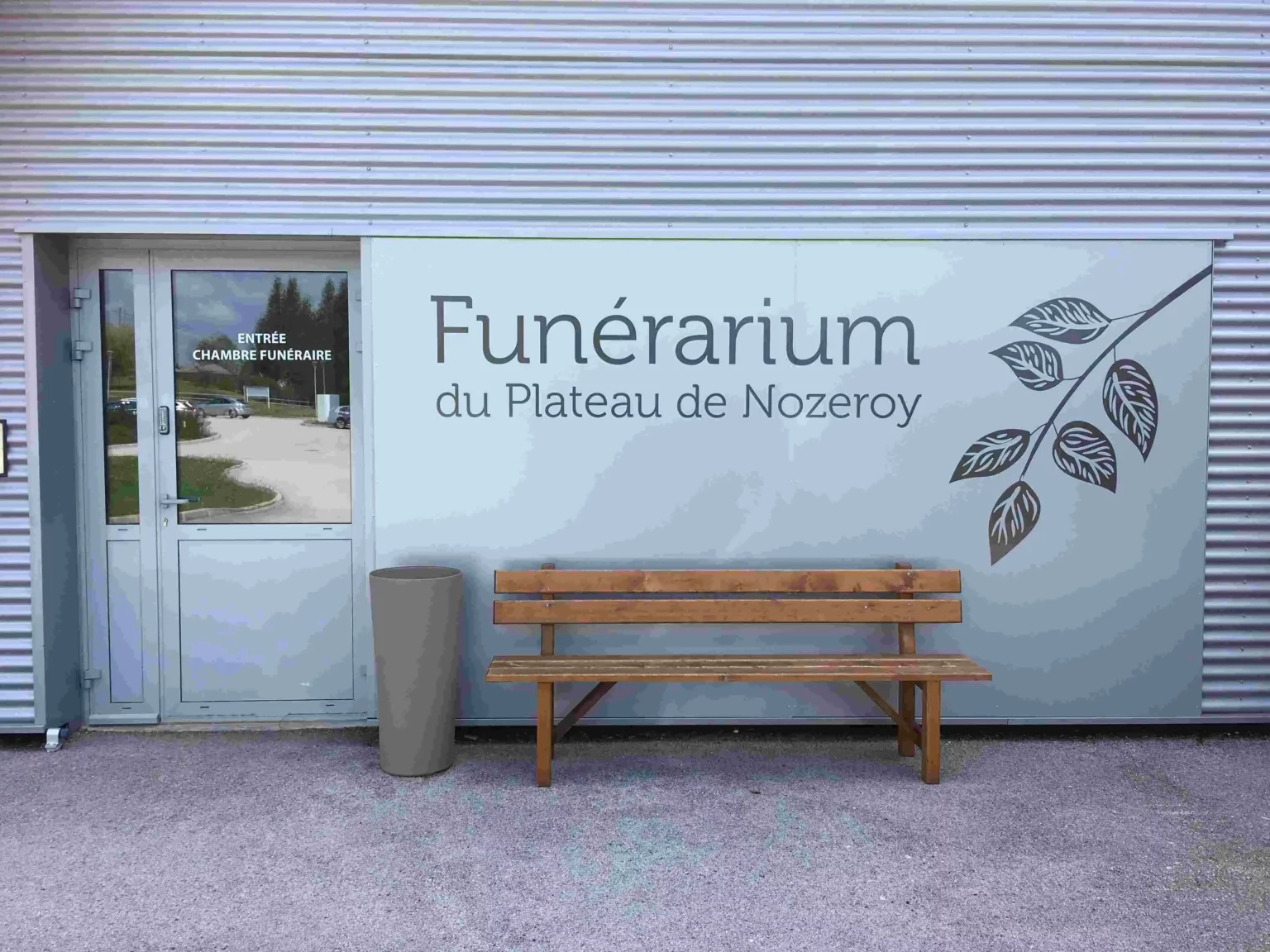 Entrée du funérarium du Plateau de Nozeroy avec banc en bois.